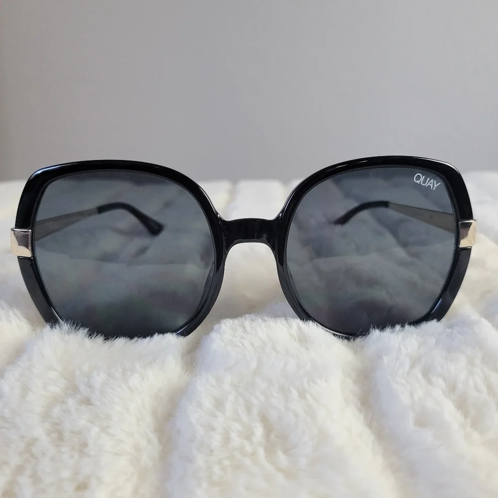QUAY // ltd ed chrissy teigen retro-glam oversized round black smoke gold sunnie